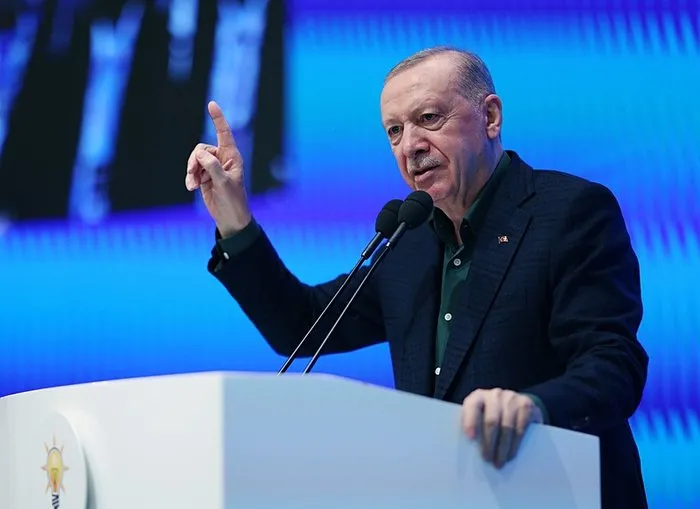 Cumhurbaşkanı Erdoğan, merakla beklenen konuşmasında 85 milyona bayrak çağrısı yaptı.