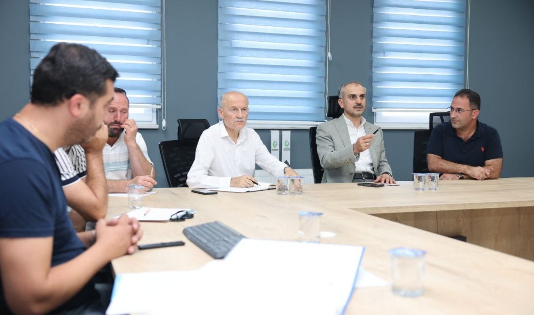 Çayırova Belediye Başkanı Bünyamin Çiftçi, Afet İşleri Müdürlüğü’nde görevli personelleriyle
