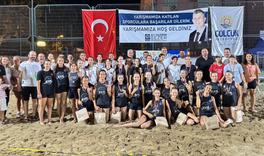 Gölcük Belediyesi’nin yaz spor etkinlikleri kapsamında düzenlediği Plaj Voleybolu Turnuvası,