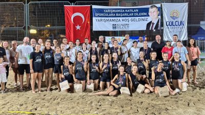 Gölcük Belediyesi’nin yaz spor etkinlikleri kapsamında düzenlediği Plaj Voleybolu Turnuvası,