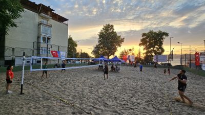 Gölcük Belediyesi'nin yaz spor etkinlikleri kapsamında geleneksel olarak düzenlediği plaj