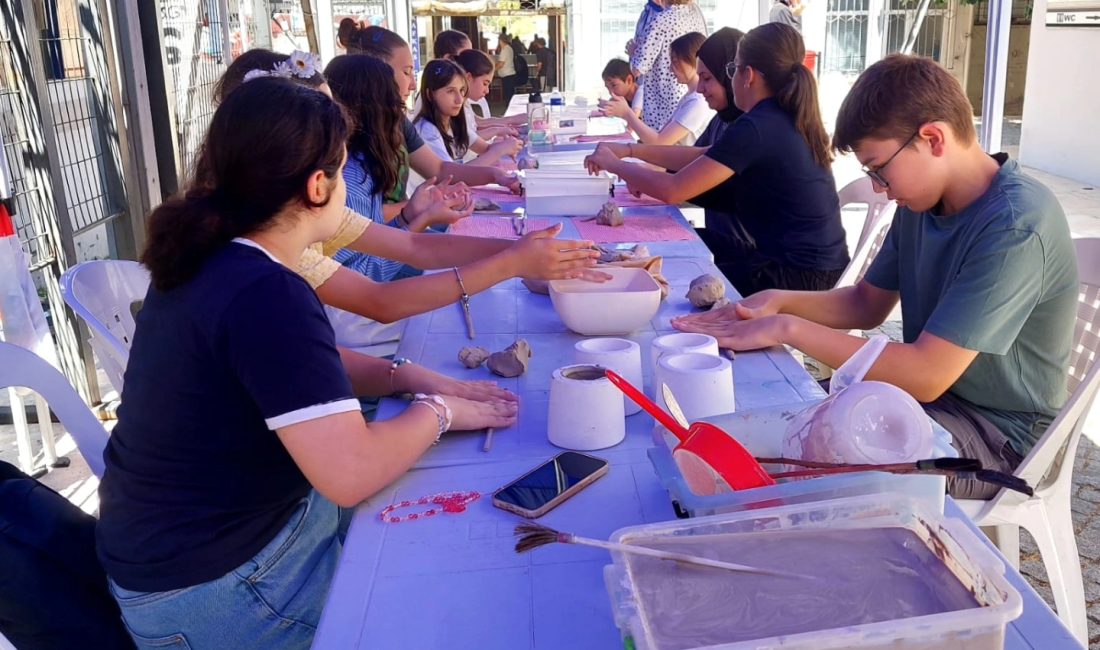 Gölcük Belediyesi’nin düzenlediği sanat atölyelerinde; 11-17 yaş arasındaki çocuk ve