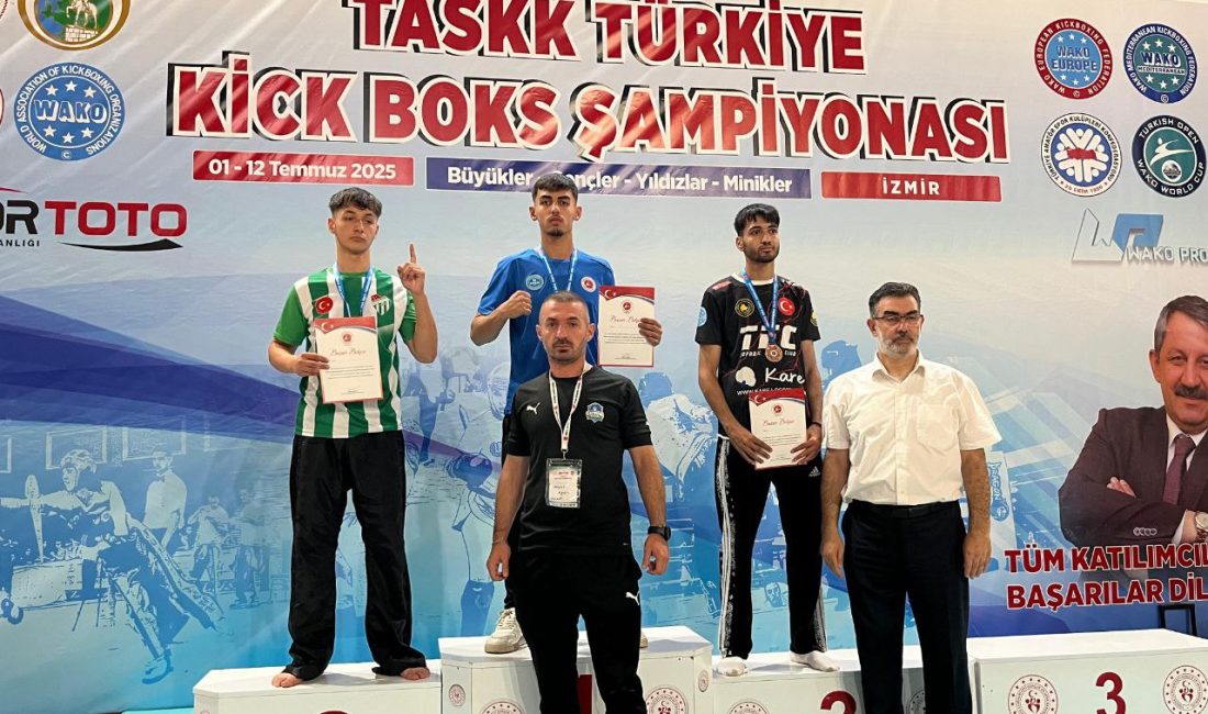 Çayırova Belediyesi Eğitim Spor Kulübü’nün kick boks branşı sporcuları, başarılı