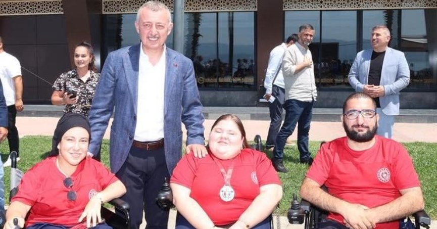 Kocaeli Büyükşehir Belediye Başkanı Tahir Büyükakın, sporculara dil öğreniminden kişisel