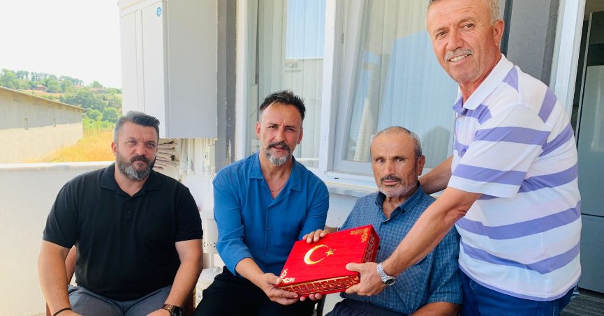 Kıbrıs Gazilerini evlerinde ziyaret eden İzmit Belediyesi yetkilileri, Kur’an-ı Kerim