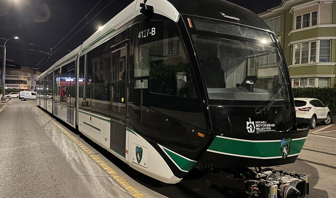Kocaeli için özel tasarlanan tramvayların 9’uncusu raylara indirildi. 10 araçlık