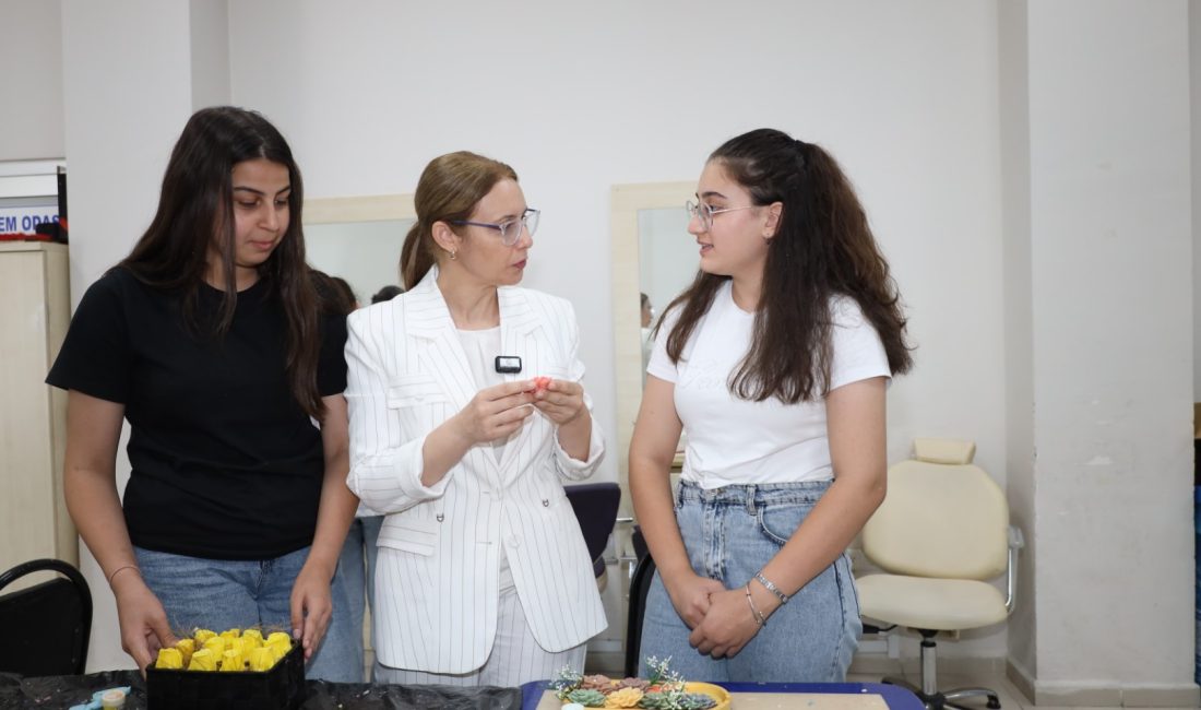 Büyükşehir Belediyesi Başkan Vekili Berna Abiş, KO-MEK yaz kurslarını ziyaret
