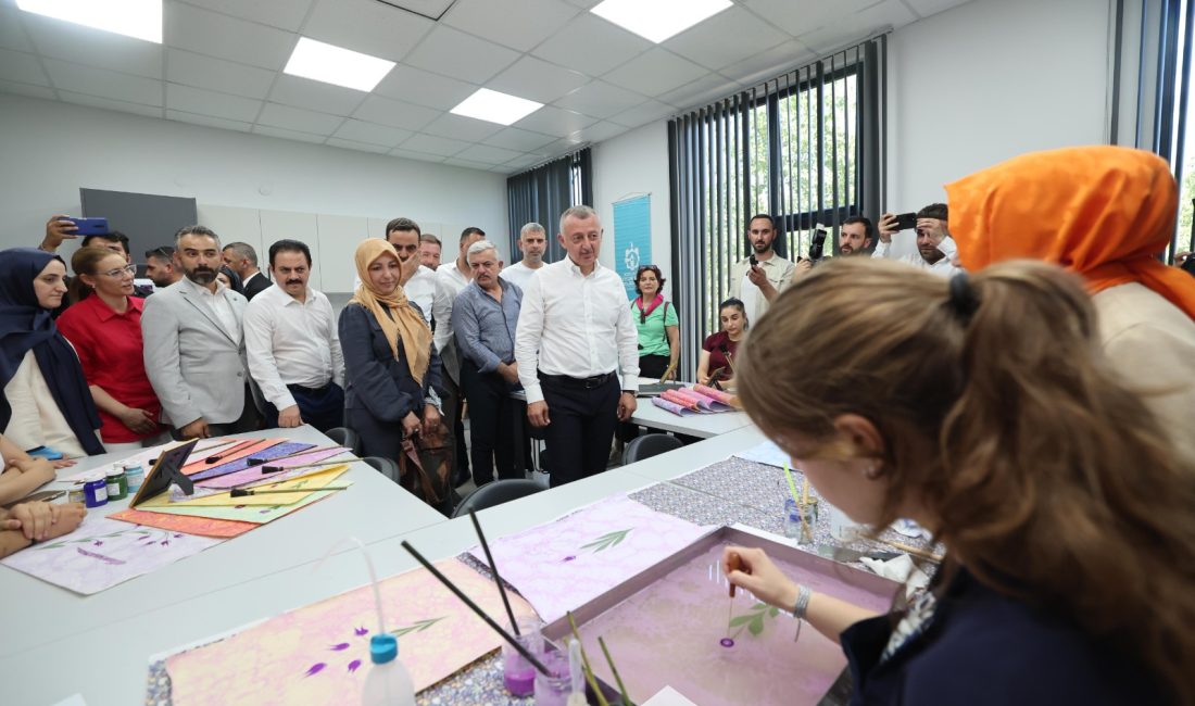 Başiskele Cahit Zarifoğlu Akademi Lise yeni hizmet binası tanıtıldı. Törende