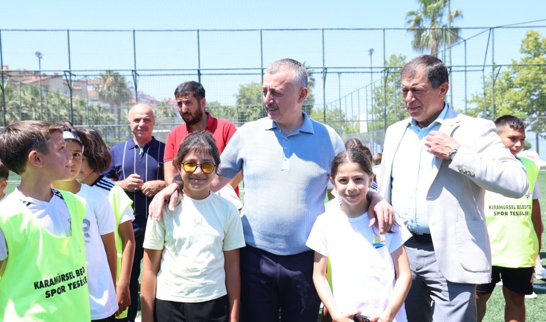 Kocaeli Büyükşehir Belediyesi tarafından Karamürsel’de yenilenen futbol sahalarında inceleme yapan