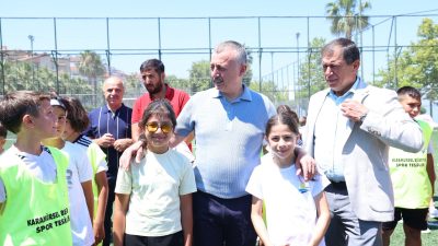 Kocaeli Büyükşehir Belediyesi tarafından Karamürsel’de yenilenen futbol sahalarında inceleme yapan