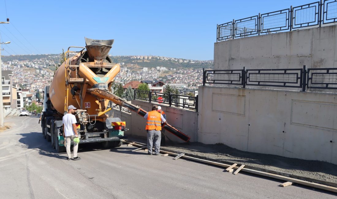 İzmit Belediyesi, Karadenizliler Mahallesi’nde gerçekleştirdiği kaldırım çalışmasıyla hem yaya güvenliğini