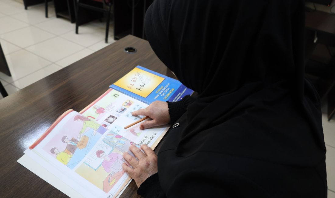 KO-MEK sayesinde okuma-yazma öğrenen Hatice ve Hamiyet Teyze, yaşamlarındaki büyük