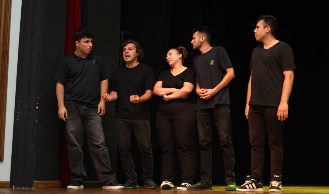KO-MEK tiyatro branşı kursiyerlerinin oyunculuğunu yaptığı “Artiz Mektebi” adlı tiyatro