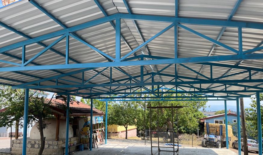 Kabaoğlu istedi İzmit Belediyesi yaptı İzmit Belediyesi, Kabaoğlu Köyü’nde yapılan sundurma çalışmasıyla bölge halkının talebini