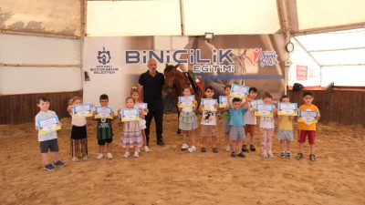 Büyükşehir Belediyesi’nin çocuklara at sevgisini kazandırmak amacıyla başlattığı ücretsiz binicilik
