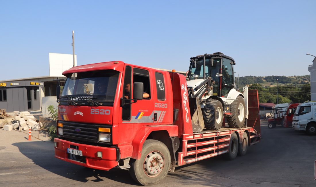 Sakarya'nın Geyve ilçesinde çıkan ve rüzgarın etkisiyle geniş bir alana