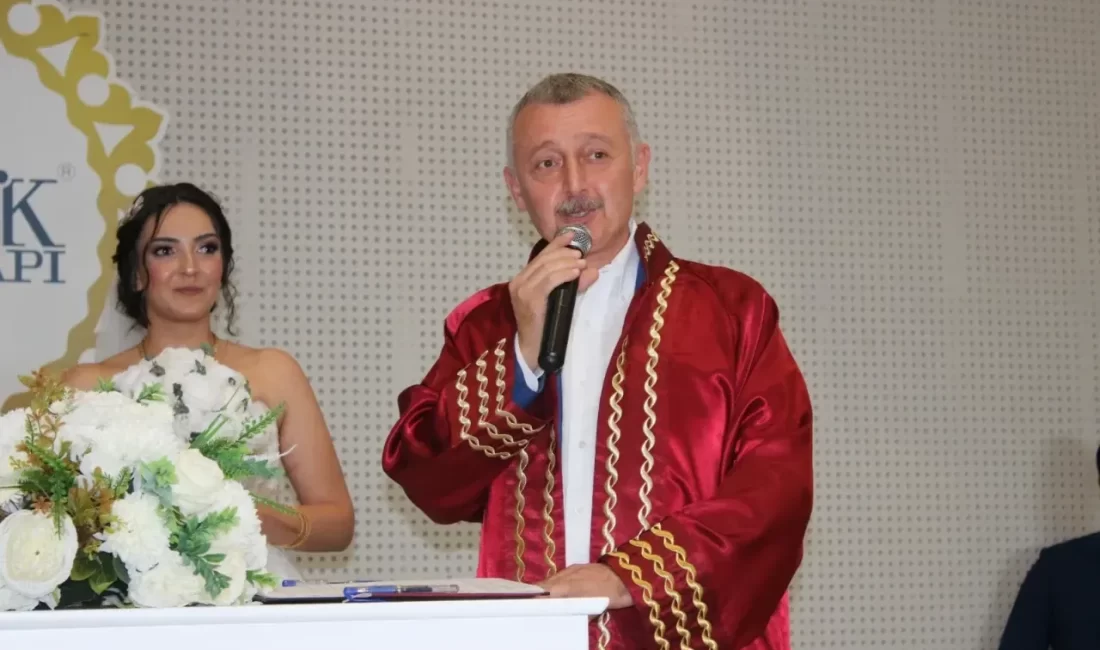 Zeynep Gökçen Okyar ile Kazım Korkulu evlendi. Nursel ve Ahsen Okyar çiftinin kızları Zeynep Gökçen Okyar ile