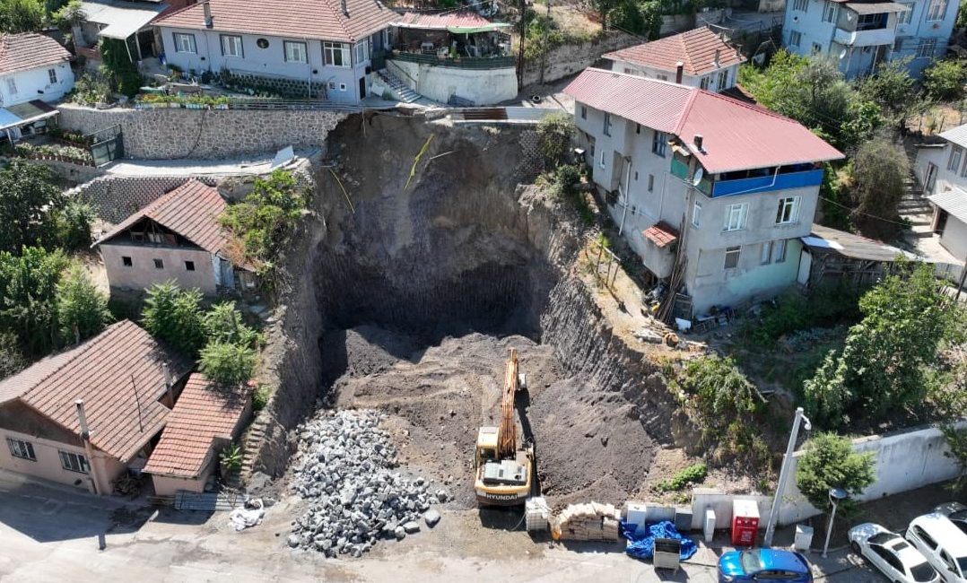 Gölcük Belediyesi, Yukarı Değirmendere’de meydana gelen toprak kayması sonrasında gerekli