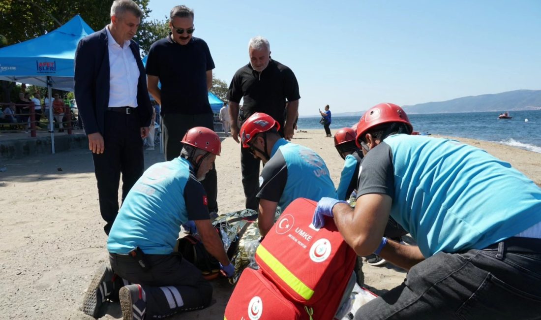 Gölcük’te, 17 Ağustos 1999 depreminin yıldönümünde kamu kurumları ve arama