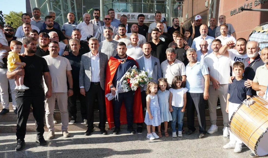 Gölcük Belediyespor pehlivanı Abdülrefik Öner, başpehlivanlığa yükselmesini davul zurnalar ve