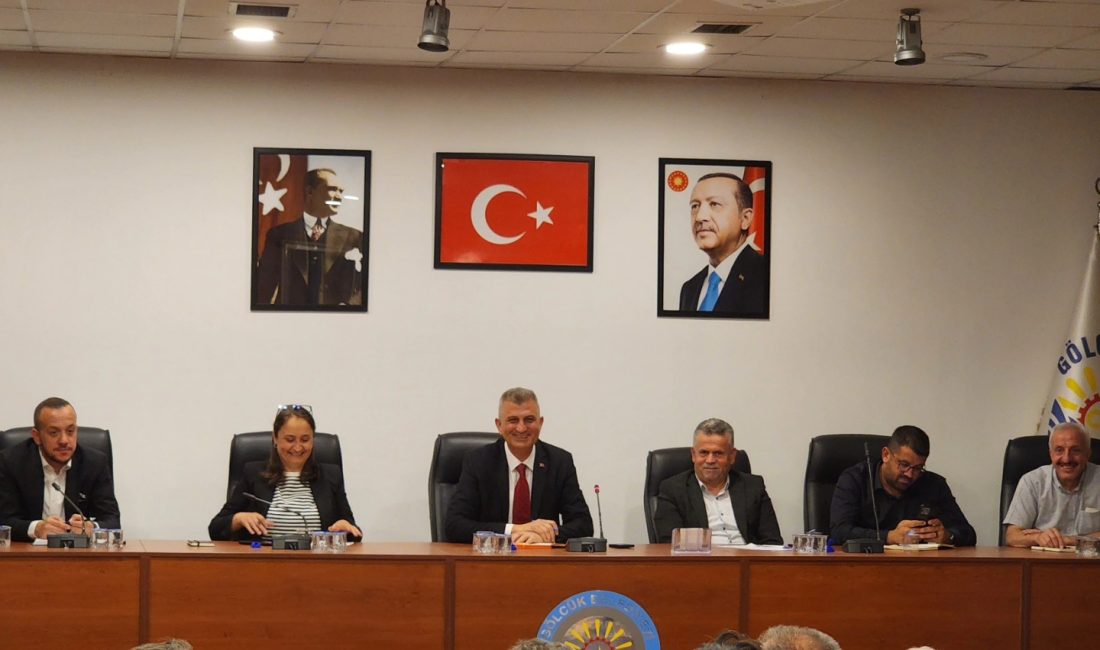 Gölcük Belediye Başkanı Ali Yıldırım Sezer, ilçede görev yapan muhtarlarla