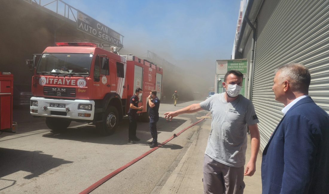 Gölcük’teki Yangında Başkan Sezer Olay Yerinde İncelemelerde Bulundu Öğle saatlerinde Gölcük Sanayi Sitesi’nde çıkan yangına itfaiye ekipleri hızla
müdahale