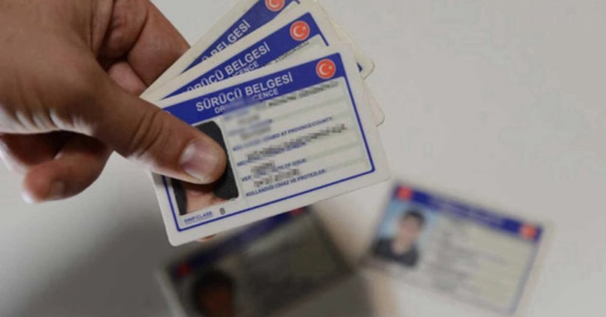 İçişleri Bakanı Ali Yerlikaya, eski tip ehliyetlerin yenilenme süresinin 31