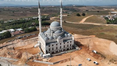 Kocaeli Büyükşehir Belediyesi, Gebze’de yapımı tamamlanan Tabduk Emre Camii’nin çevresini