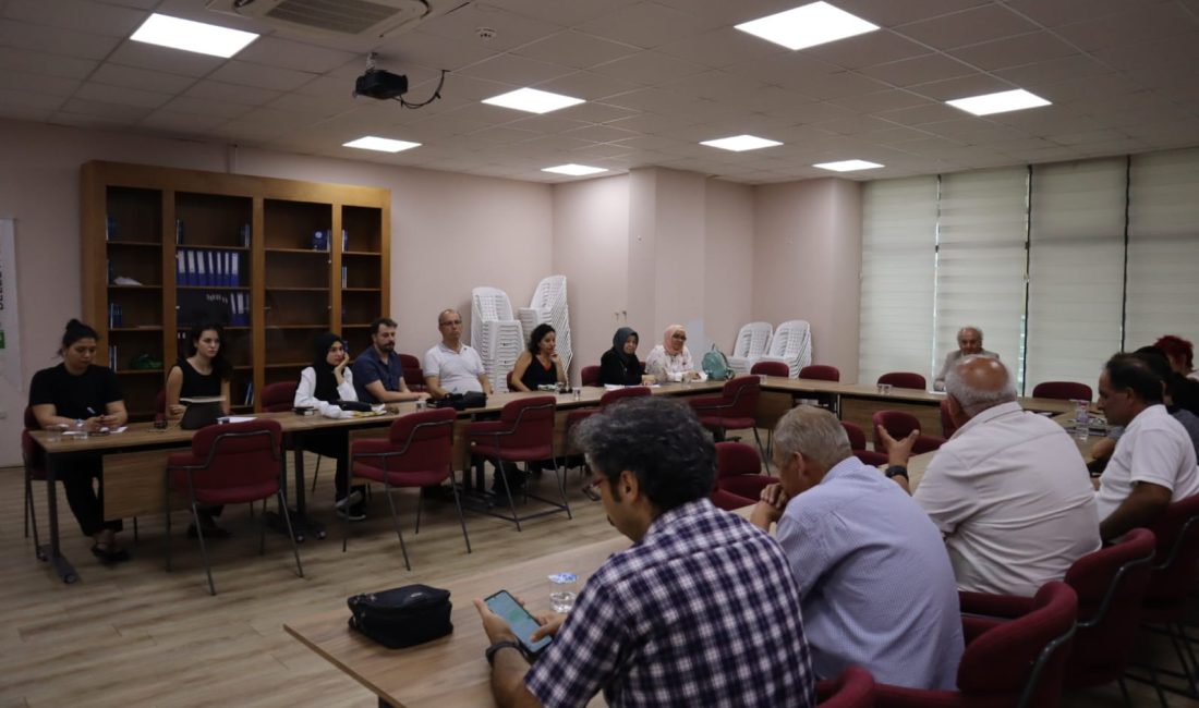 İzmit Belediyesi Başkan Yardımcısı Erdem Arcan, Edebiyat Sokağı olarak sanatseverlerle