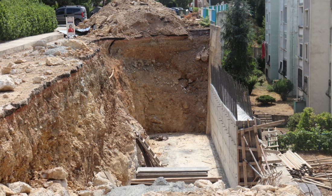 Turgut Mahallesi Huzur Sokak’ta yıkılma riski taşıyan istinat duvarının yenileme