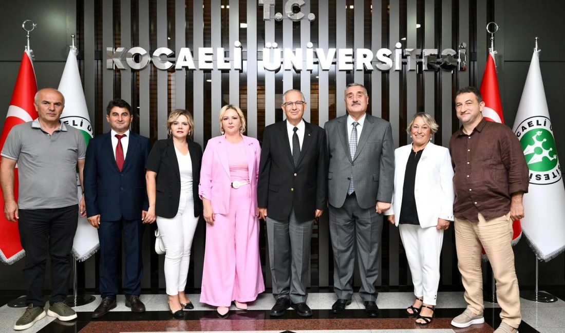 Körfez Kent Konseyi Başkanı Ahmet Önal ve yönetim kurulu üyeleri,