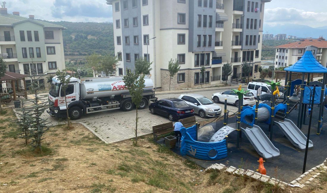 Büyükşehir Belediyesi, kentin çeşitli noktalarında bulunan çocuk parklarında her gün