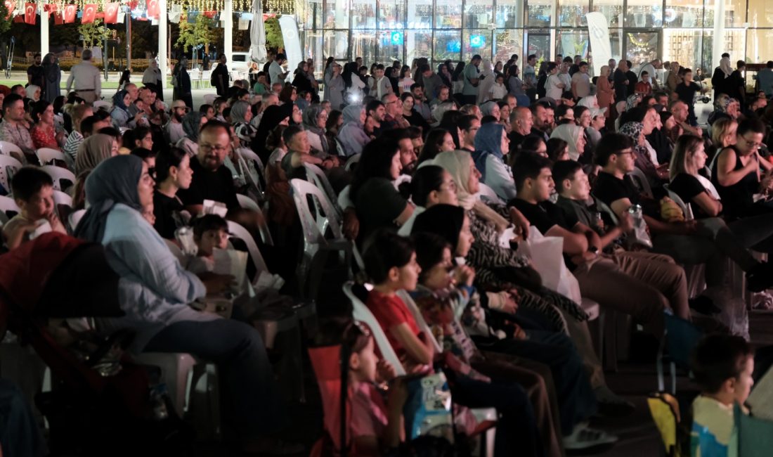Büyükşehir Belediyesi’nin düzenlediği “Açık havada sinema keyfi” vatandaşların yoğun ilgisiyle