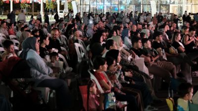 Büyükşehir Belediyesi’nin düzenlediği “Açık havada sinema keyfi” vatandaşların yoğun ilgisiyle