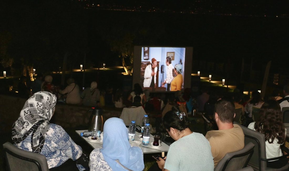 Türk sinema tarihinin unutulmaz eserlerinden biri olan Neşeli Günler filmi,