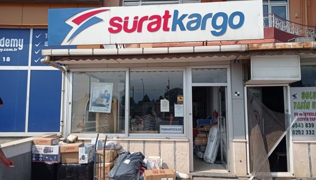 İzmit’te Sürat Kargo Pişmaniyeciler Şubesi’ne gelen kargolar, teslim tarihinin üzerinden