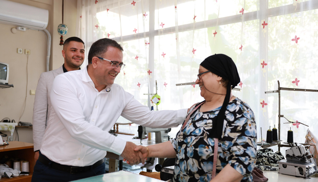 Derince Belediye Başkanı Av. Sertif Gökçe, sürekli sahada ilçe sakinleri