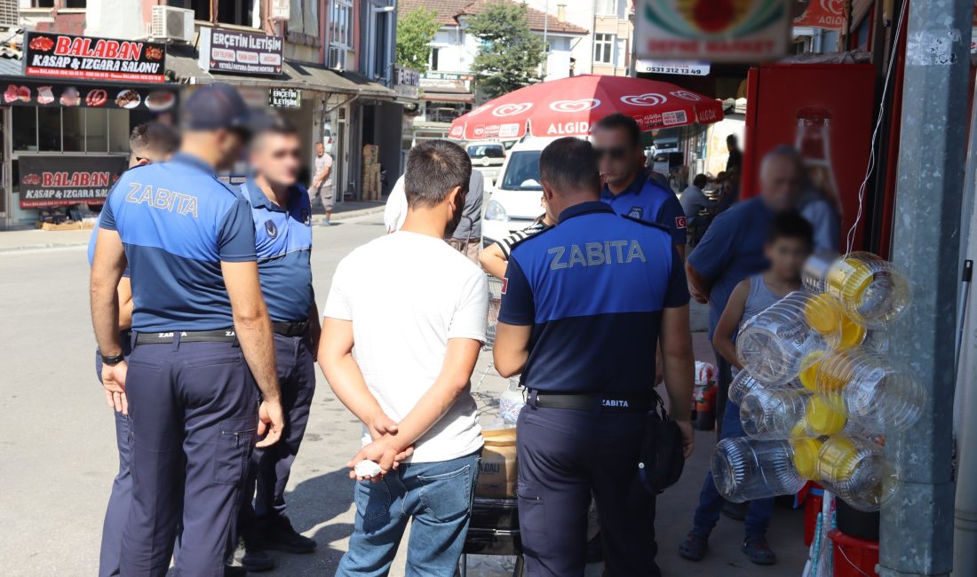 Kandıra Belediyesi Zabıta Müdürlüğü ekipleri, ilçe merkezinde vatandaşların
kaldırımları güvenli şekilde