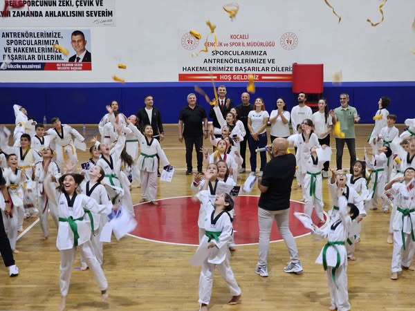 Gölcük Belediyespor bünyesindeki taekwondo branşında bulunan 253 sporcu, düzenlenen törenle