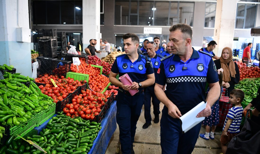 Çayırova Belediyesi Zabıta Müdürlüğü ekipleri, ilçedeki semt pazarlarında denetim gerçekleştiriyor.