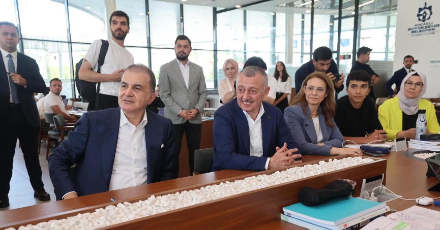 KSO’dan öğrencilere okul çantası ve kırtasiye malzemesi desteği Kocaeli Sanayi Odası’nın destekleriyle yaptırılan Kocaeli Sanayi Odası Dumlupınar Ortaokulu’nda
öğrencilere