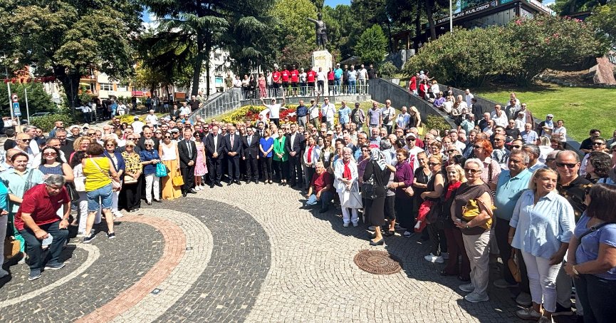 CHP'nin 102. kuruluş yıl dönümünde partililer alanları doldurdu. Atatürk’e çelenk