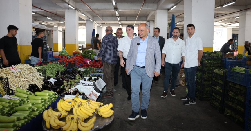 Körfez Belediye Başkanı Şener Söğüt, Yeniyalı Mahallesi’nde kurulan Cuma pazarını
