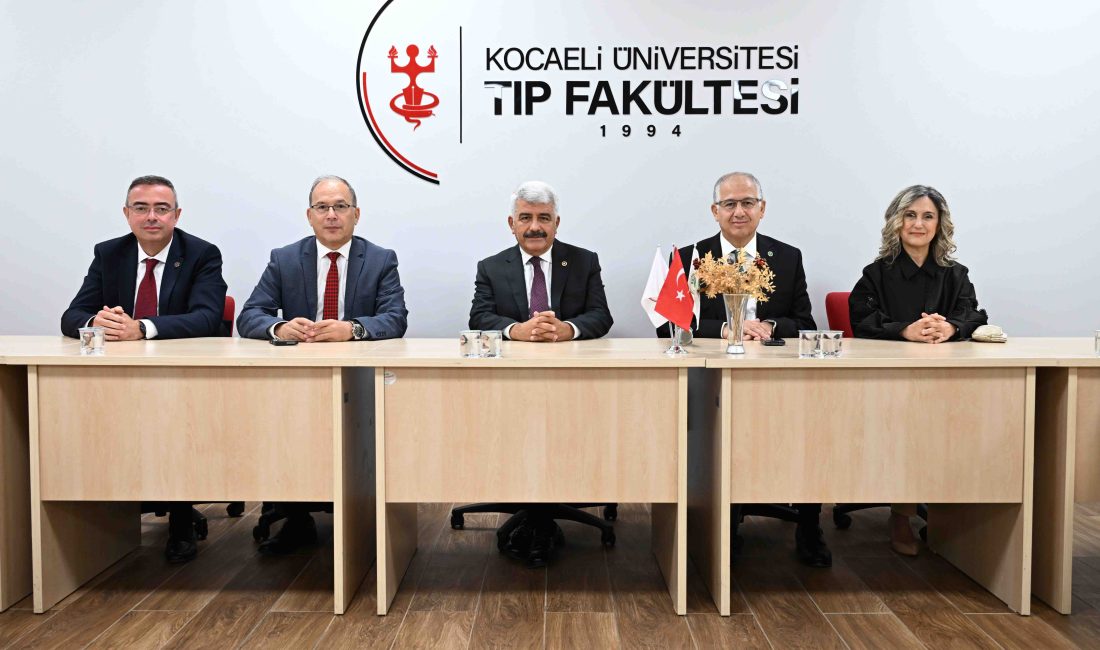 Kocaeli Üniversitesi Tıp Fakültesi’nin ilk mezunları, mezuniyetlerinin 25. yılında düzenlenen