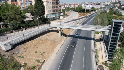 Kocaeli Büyükşehir Belediyesi, kent genelindeki üst geçitlerde bulunan yürüyen merdivenlerin