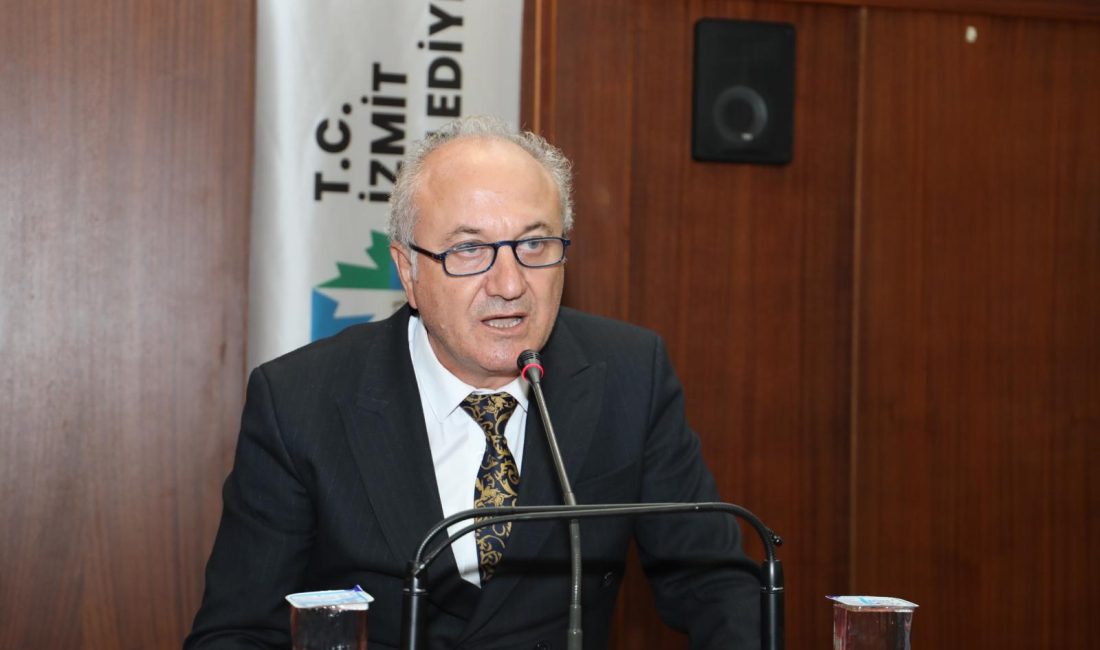 İzmit Belediyesi Eylül ayı meclis toplantısında söz alan Meclis Üyesi
