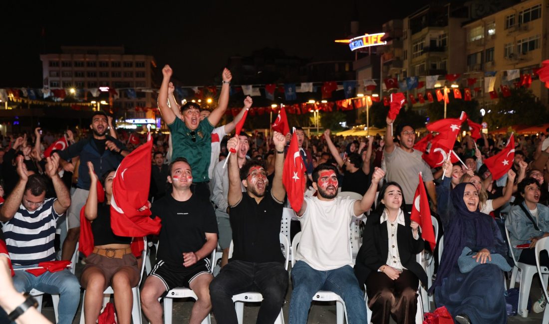 Kocaeli Büyükşehir Belediyesi’nin İzmit Kent Meydanı'nda kurduğu dev ekran önünde