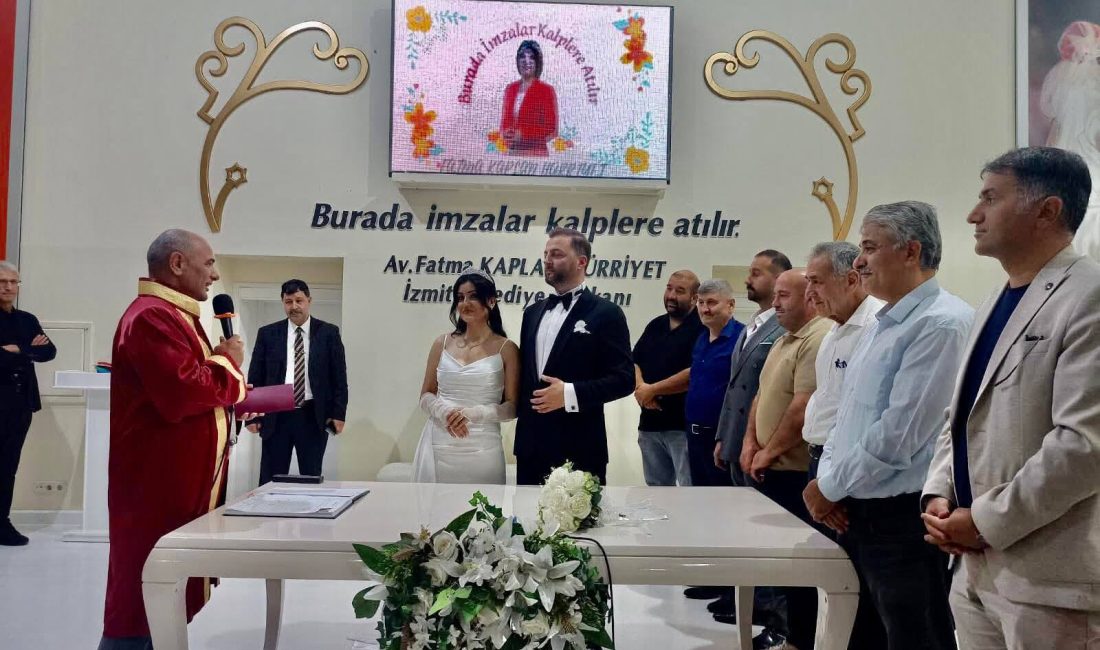 Körfez Fatih Mahallesi Muhtarı Salih Yolcu, kızı Hatice’nin düğün merasimiyle büyük