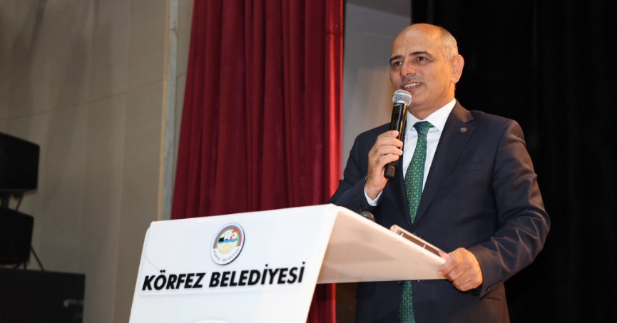 Körfez’de düzenlenen “Bilim Şenliği” programına katılan, gençlerin çalışmalarını inceleyen Başkan