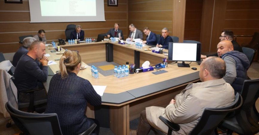 Kocaeli Büyükşehir Belediyesi’nin haftalık encümen toplantısında kural ihlali yapan otobüs